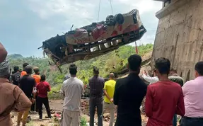 Keşmir'de korkunç kaza: 10 ölü