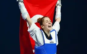 Bakan Kasapoğlu, dünya şampiyonu milli tekvandocu Merve Dinçel'i kutladı
