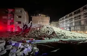 (Video) Malatya’da ağır hasarlı binada çökme meydana geldi