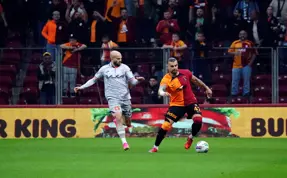 Başakşehir'i 1-0 mağlup eden Galatasaray, puan farkını 5'e yükseltti.