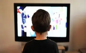 “Çocuğunuz yüksek sesle televizyon izliyorsa işitme kaybı olabilir”