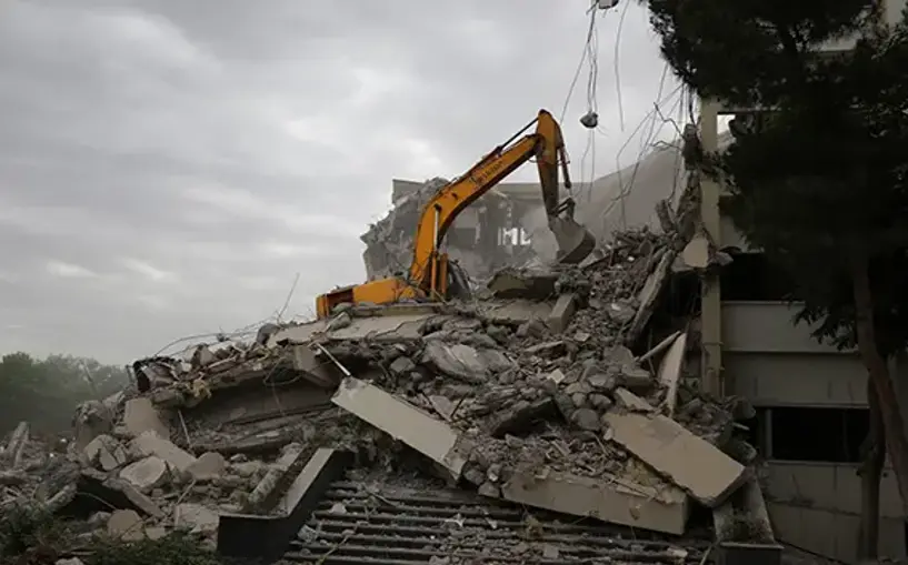 (Video) Rektörlük binası yıkılıyor