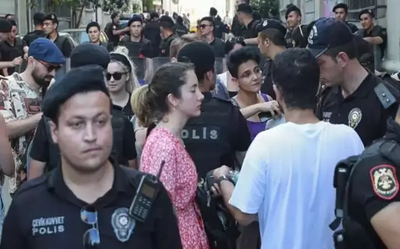 (Video) İstanbul'da izinsiz LGBT yürüyüşüne polis müdahale etti