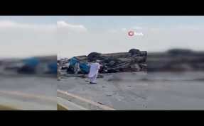 (Video) Pakistan’da otobüs kazası: 13 ölü
