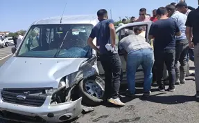 Diyarbakır'da 2 araç çarpıştı: 6 yaralı