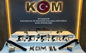 (Video) Diyarbakır’da eğlence mekanında çok sayıda silah ele geçirildi