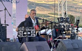 Yavuz Bingöl Malatya'da depremzedelere konser verdi