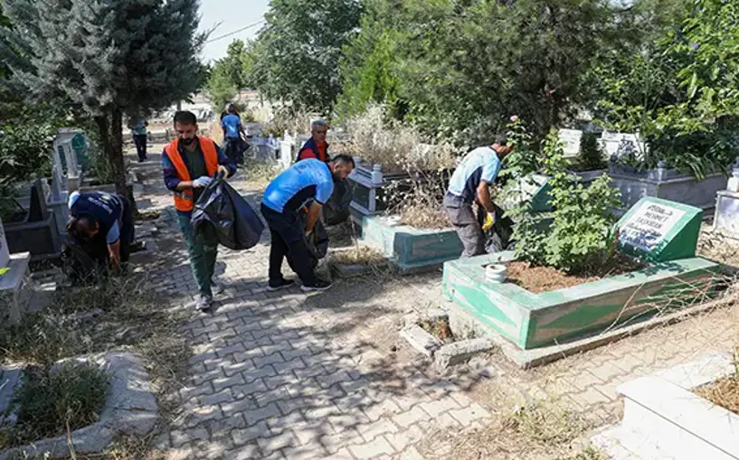 Diyarbakır'da bayram öncesi mezarlıklarda temizlik yapılıyor