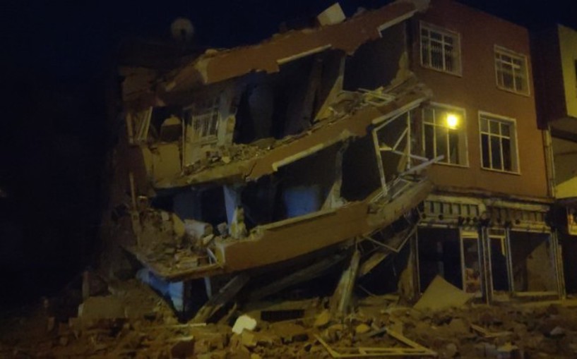(Video) Hatay'da ağır hasarlı 4 katlı bina çöktü