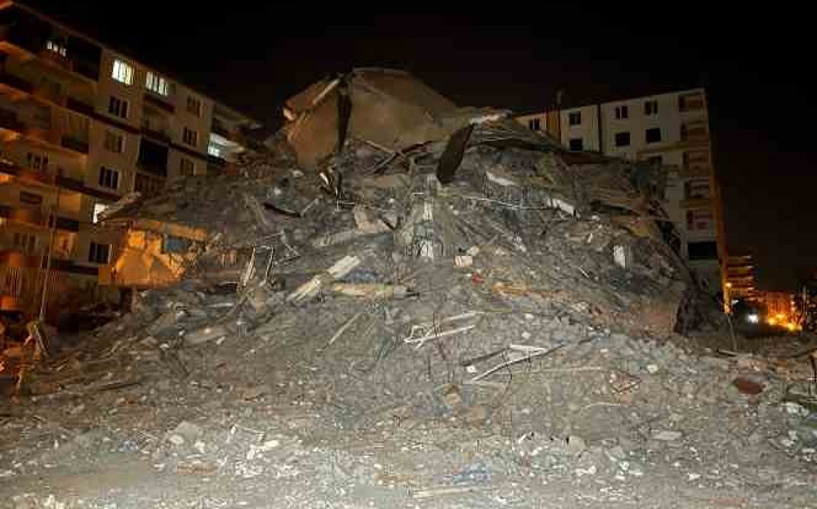 (Video) Diyarbakır’da ağır hasarlı bina kendiliğinden çöktü