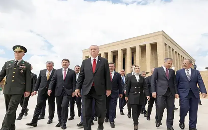 Cumhurbaşkanı Erdoğan, yeni Cumhurbaşkanlığı Kabinesi üyeleriyle Anıtkabir'i ziyaret etti
