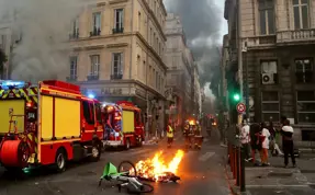 Fransa yanıyor! 1311 gözaltı, 1350 araba 234 binada yangın