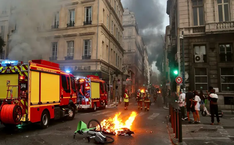 Fransa yanıyor! 1311 gözaltı, 1350 araba 234 binada yangın