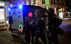 Fransa’da zırhlı araçlar devreye girdi, Fransa'da yağmalamalar artıyor