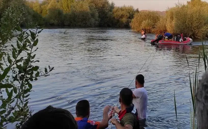 Bingöl'de Murat Nehri'nde mahsur kalan 3 kişi kurtarıldı