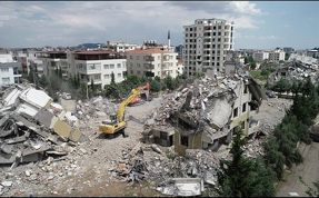 Adıyaman'da ağır hasarlı binaların yıkım çalışmaları sürüyor