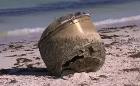 Avustralya’da tanımlanamayan dev metal nesne sahile vurdu