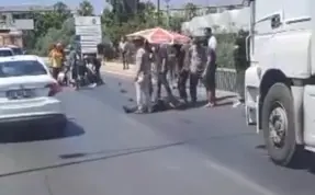 Mersin’de feci kaza; Tır motosikletli aileyi altına aldı