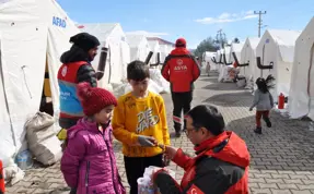 Portekizli öğrencilerden Afşin'deki depremzede çocuklara oyuncak yardımı