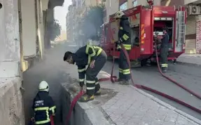 (Video) Diyarbakır'da ağır hasarlı binanın bodrum katında yangın