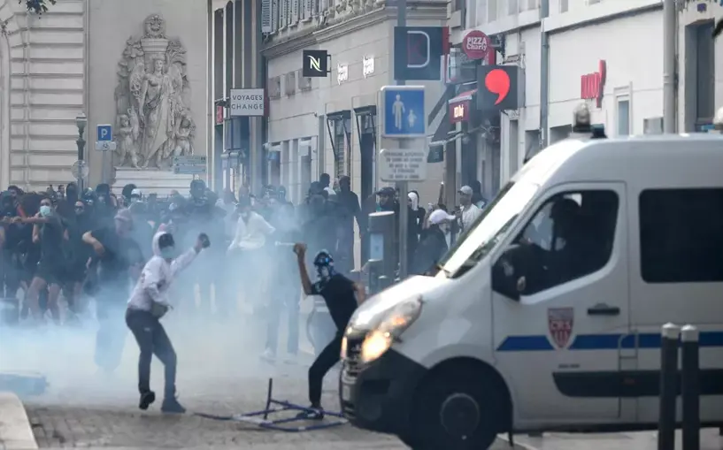 Paris'teki Şanzelize Caddesi polis tarafından tahliye ediliyor