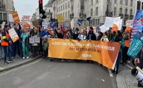 İngiltere'de uzman doktorlar 50 yıl sonra ilk kez greve gitti