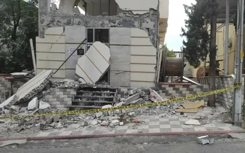 Kahramanmaraş'ta hasarlı binanın çatısının altında kalan 3 kadından biri öldü