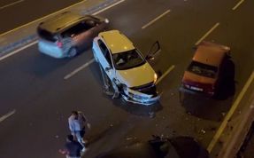 (Video) Trafikte bozulan araç zincirleme kazaya neden oldu