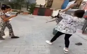 (Video) İzmir’de kızların saç saça baş başa kavgası kamerada