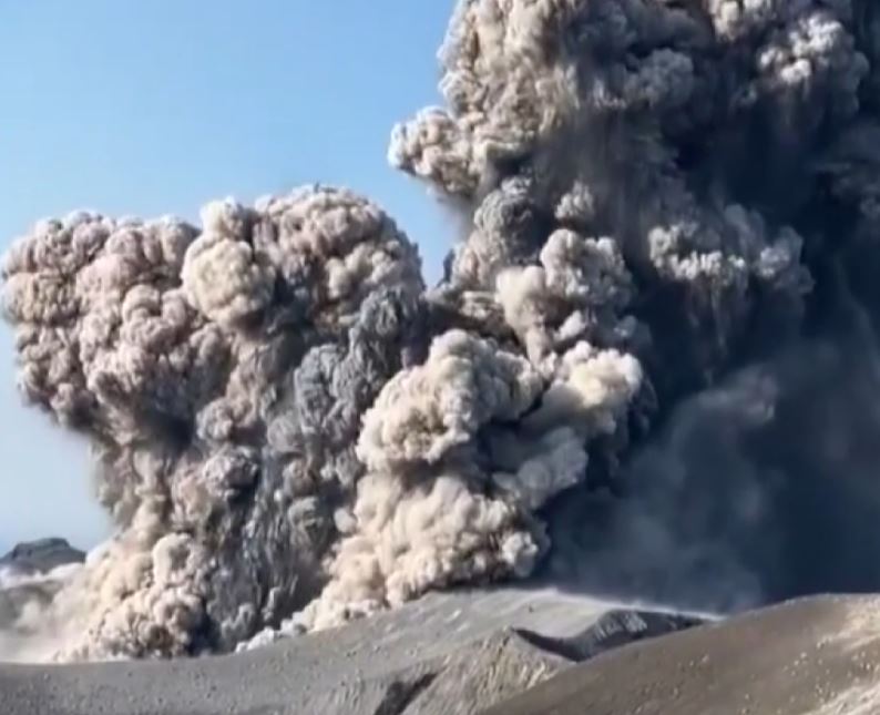 (Video) Rusya'nın Ebeko Yanardağı'nda patlama