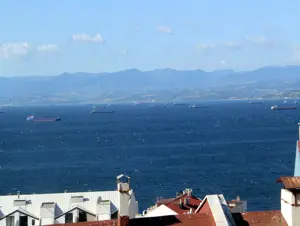 Sinop'ta kuvvetli rüzgar nedeniyle gemiler limana sığındı