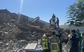Bursa'da bina yıkımı yaparken devrilen iş makinesinin operatörü yaralandı