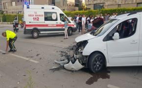 Bursa'da çarpışan hafif ticari araç ile otomobildeki 6 kişi yaralandı