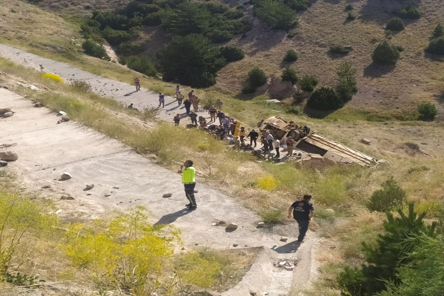 Kars'ta yolcu otobüsü şarampole devrildi: 7 ölü