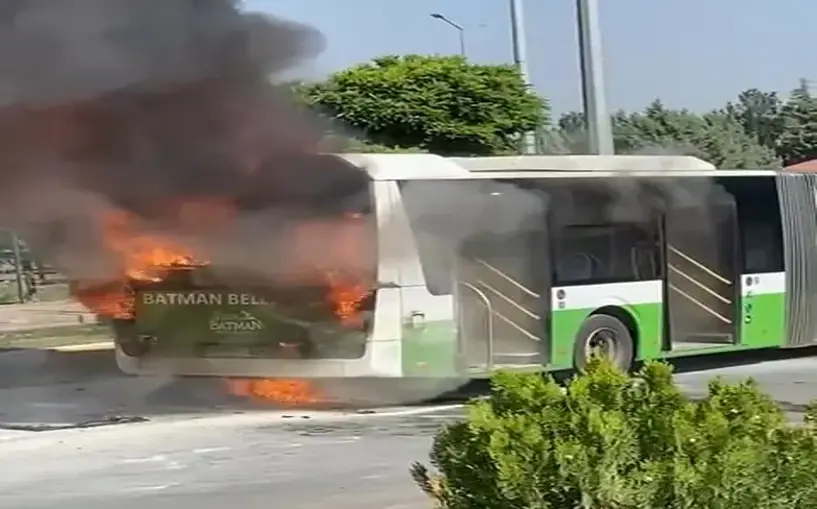Batman Belediyesine ait yolcu otobüsü yandı