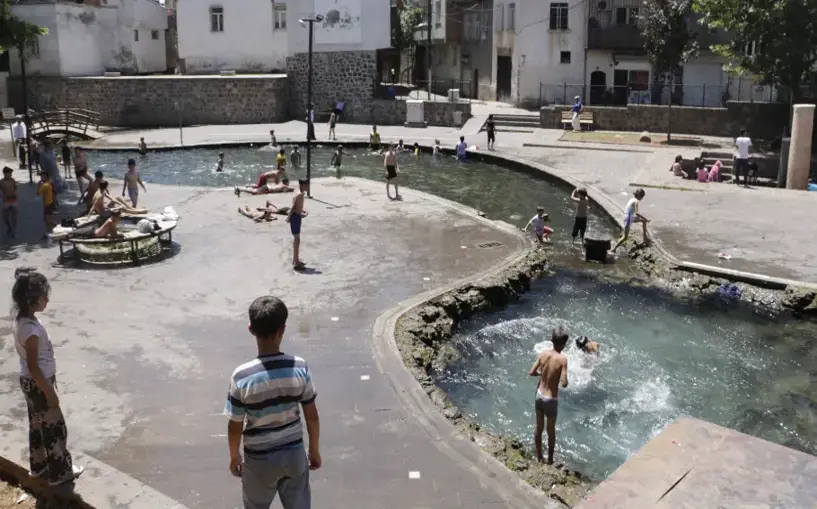 Diyarbakır'da sıcaktan bunalan çocuklar soluğu Anzele suyunda aldı