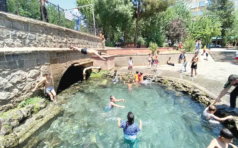 44 dereceyi aştı; çocuklar süs havuzuna akın etti