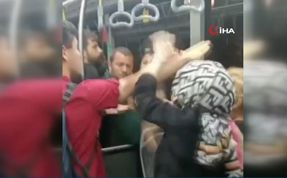 (Video) Metrobüste kadın yolcular arasındaki kavga kamerada