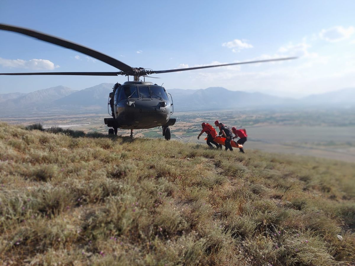 Erzincan'da kayalıklardan düşen mühendis helikopterle kurtarıldı