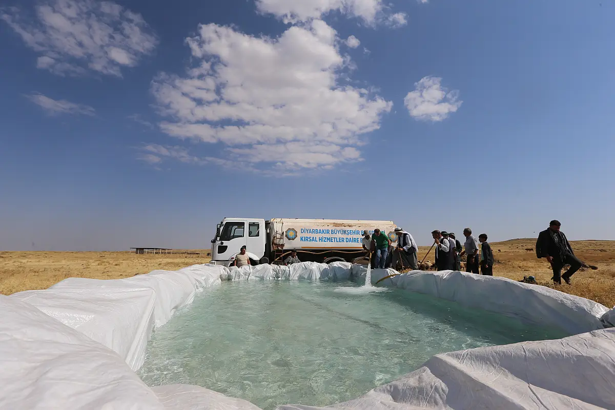 Diyarbakır'da hayvanlar için mera ve yaylalara tonlarca su taşınıyor