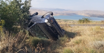 Sivas'ta devrilen otomobildeki 6 kişi yaralandı