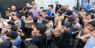 Diyarbakır'da polisten çocuklara dondurma ikramı