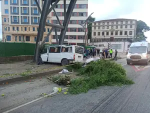 Giresun'da minibüs üst geçide çarptı: 1 ölü, 13 yaralı