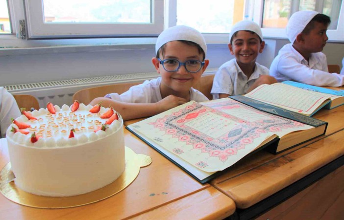Mehmet Emin’e sürpriz doğum günü pastası
