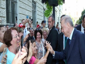 (Video) Macaristan’da Cumhurbaşkanı Erdoğan’a sevgi gösterisi