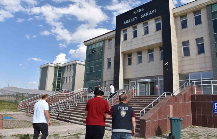 Kars’ta göçmen kaçakçıları tutuklandı