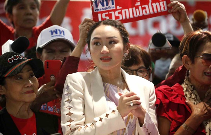 (Video) 15 yıl sonra ülkesine dönen eski başbakan Thaksin, karakola götürüldü