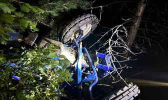 Traktör uçuma yuvarlandı: Aynı aileden 1’i ağır 4 kişi yaralandı