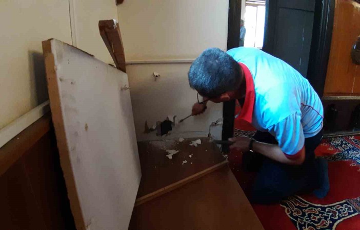 Yaramaz kedi camide mahsur kaldı, alçıpan kırılarak kurtarıldı