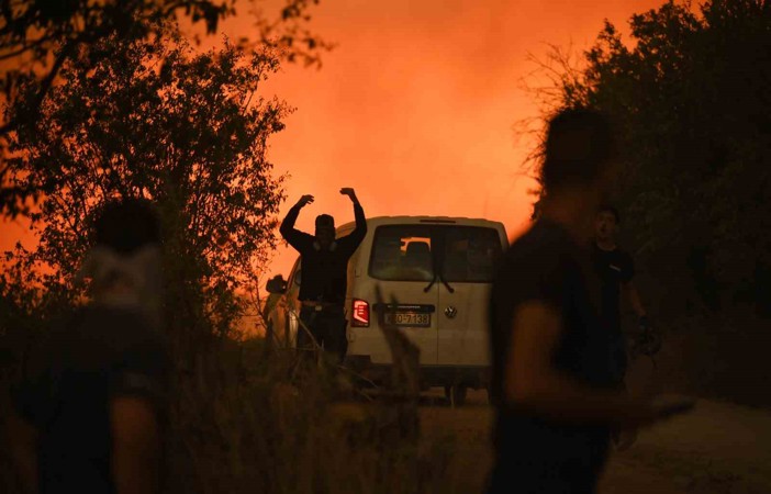 Yunanistan yangınlarla mücadele ediyor: 1 ölü